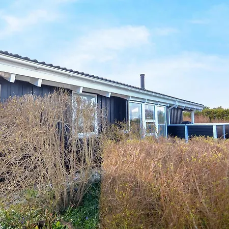3 Bedroom Awesome In Holiday home *